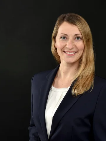 Bewerbungsporträt einer jungen Frau im dunklen Blazer
