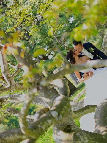 Innig umarmtes Brautpaar im Hochzeitskleid und Anzug